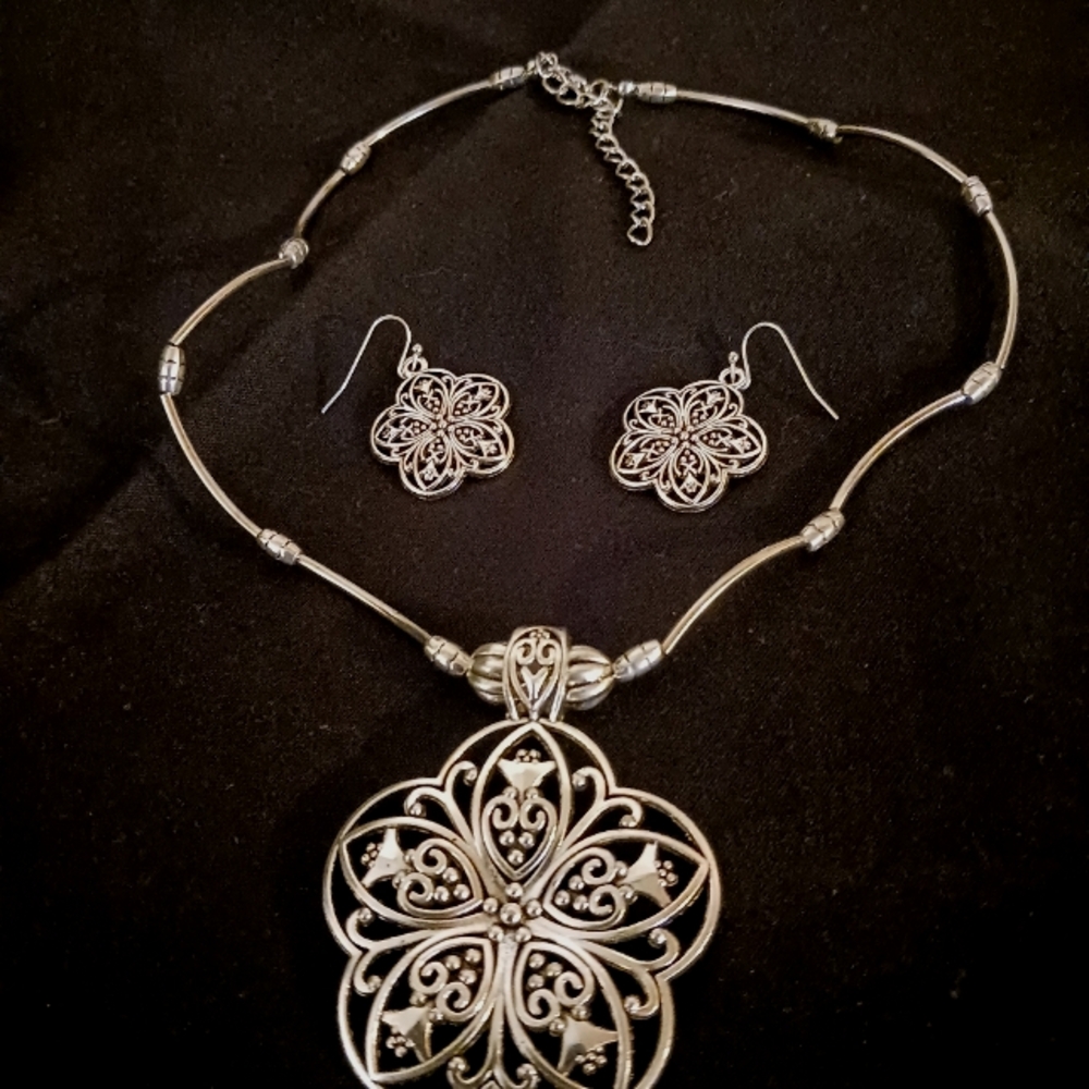 Hollow FlowerNecklace Set